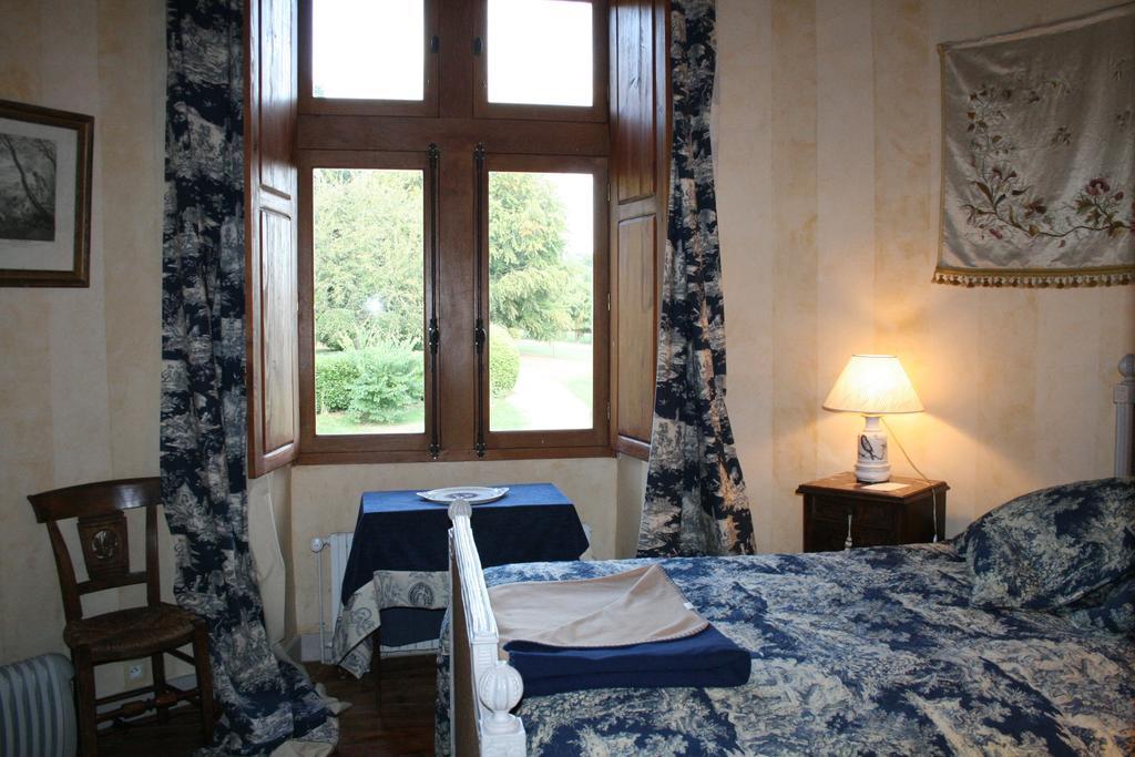 Chateau De La Roche Martel Panzió Roiffé Szoba fotó