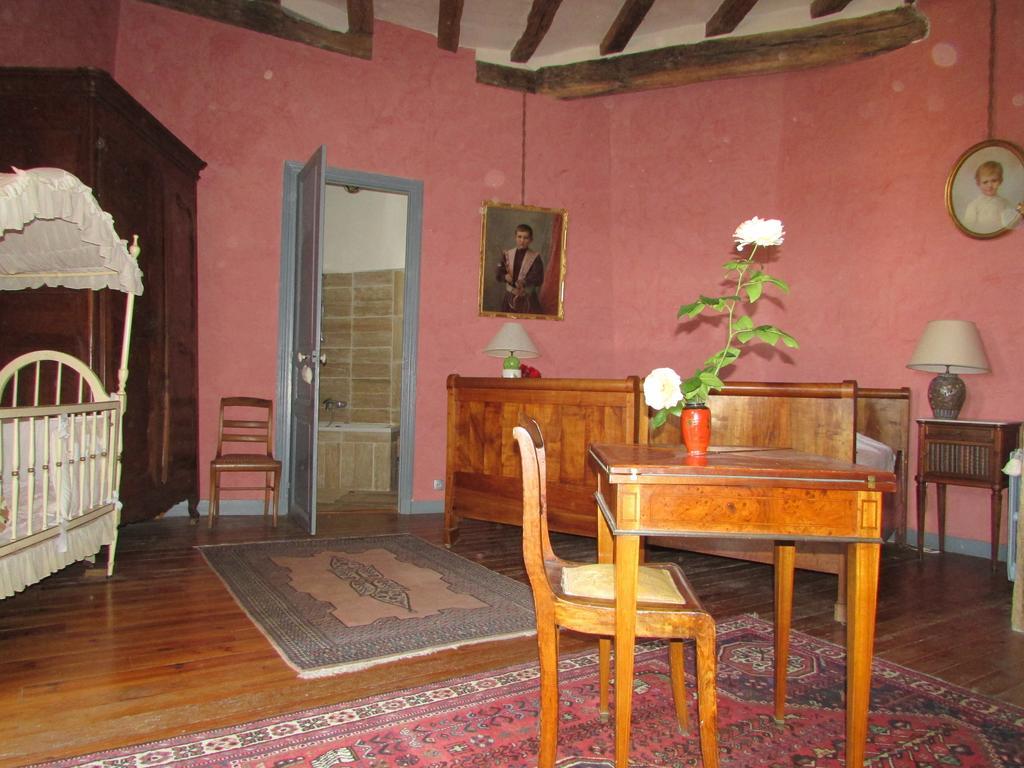 Chateau De La Roche Martel Panzió Roiffé Szoba fotó